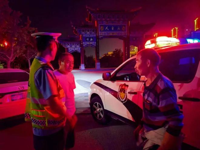 在应急车道徘徊上前一查看还是一名聋哑人！