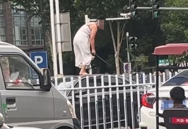 通报：系精神病发作家属愿意承担赔偿麻将胡了女子持械当街打砸多辆轿车(图2)
