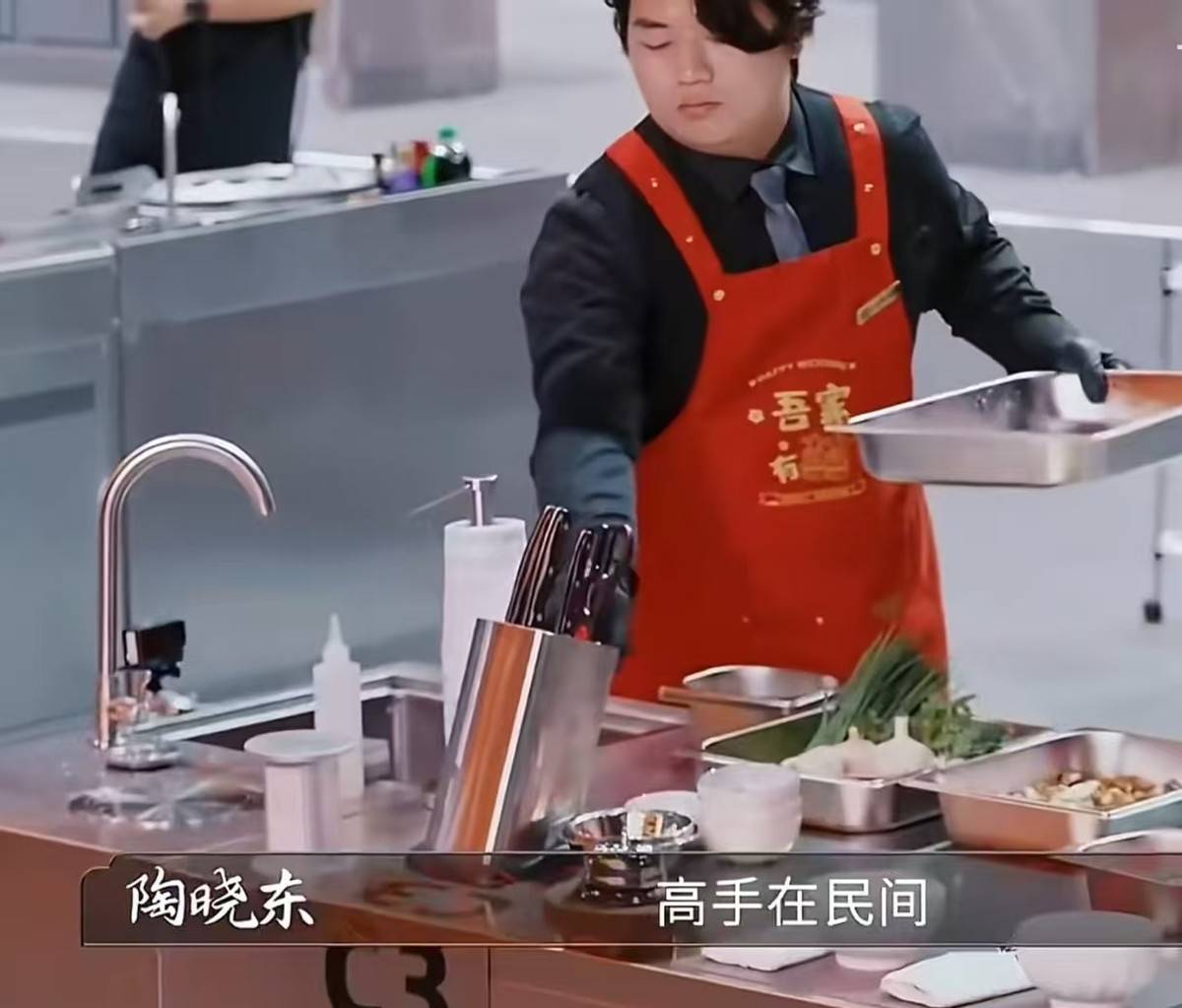 嫌弃”岳云鹏说鸡肉偏硬评论区已沦陷PG麻将胡了全红婵哥哥做白切鸡被“(图2)